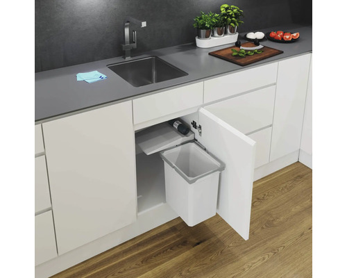 Spoelbak in de keuken met ingebouwde afvalbak in een witte kast