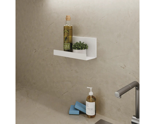 Wandplank met olijfolie, plant, afwasmiddel en spons