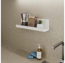 Wandplank met espressomachine, koffieverpakking en decoratie in de woonkamer.