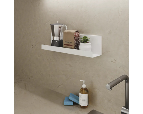 Wandplank met espressomachine, koffieverpakking en decoratie in de woonkamer.