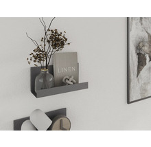 Wandplank met vaas, boek en decoratieobject