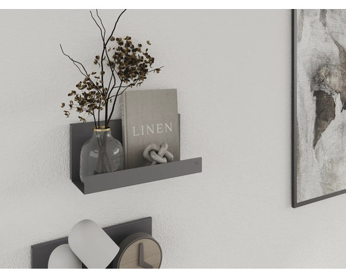 Wandplank met vaas, boek en decoratieobject