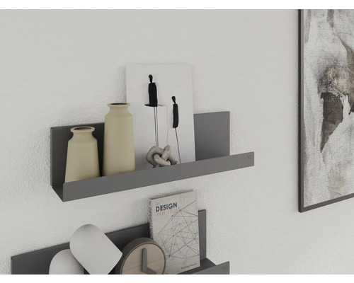 Wandplanken met vazen, boek en decoratie