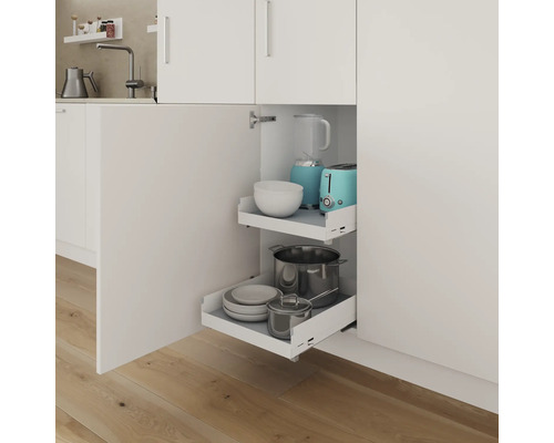 Keukenkast met uittrekbare planken voor het opbergen van servies en keukengerei