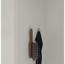 Borstel met houten handvat en textielen handdoek aan een wandophangsysteem