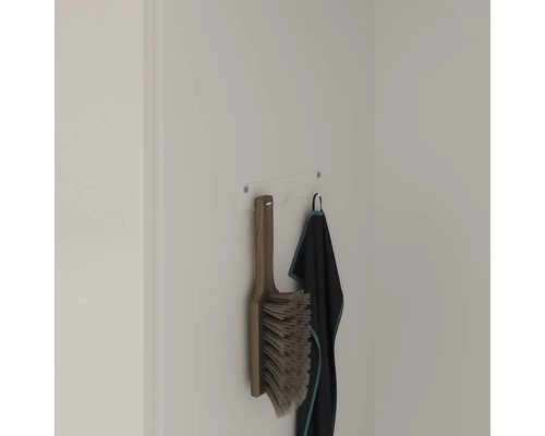 Borstel met houten handvat en textielen handdoek aan een wandophangsysteem