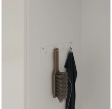 Aan de wandhouder hangen een veegborstel en een handdoek.