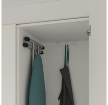 Strijkijzer en strijkplank in de kast