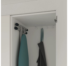 Strijkijzer en strijkplank opgeborgen in de kast