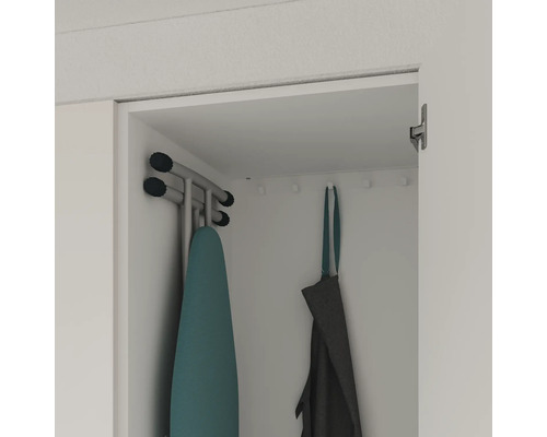 Inbouwkast met strijkplank en kleding