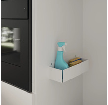 Reinigingsmiddel en sponzen in een wit keukenrek