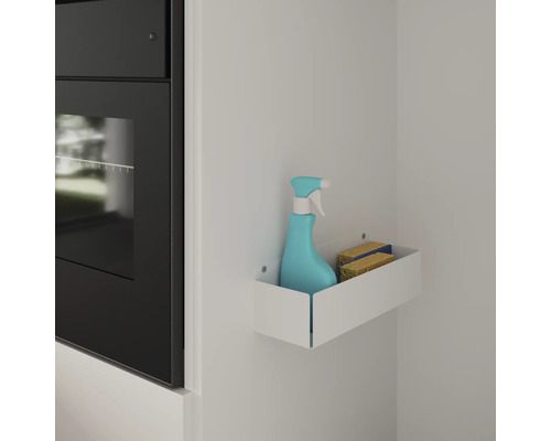 Reinigingsmiddel en sponzen in een wit keukenrek