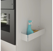 Aan de muur gemonteerde plank met reinigingsmiddel en spons