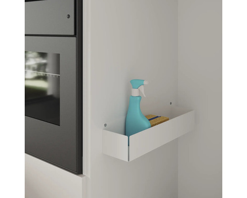 Aan de muur gemonteerde plank met reinigingsmiddel en spons