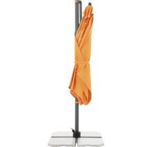 Gesloten tuinzweefparasol op een parasolvoet