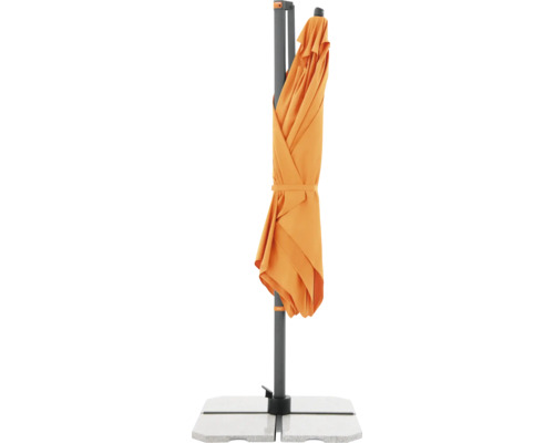 Gesloten tuinzweefparasol op een parasolvoet