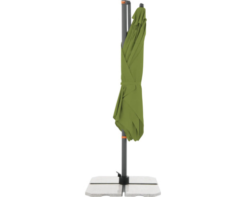 Opgevouwen parasol met standaard