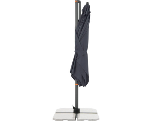 Samengebonden parasol op standaard