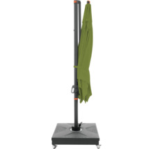 Gesloten zweefparasol op een parasolvoet met wielen