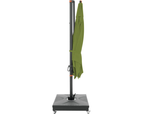 Gesloten zweefparasol op een parasolvoet met wielen