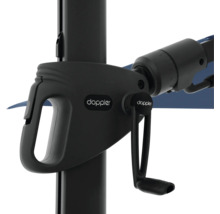 Detailweergave van een parasol met slinger en Doppler logo.