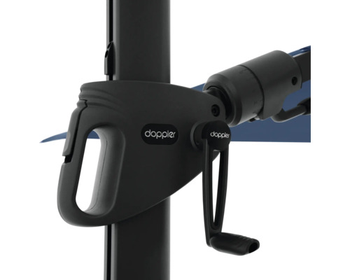 Detailweergave van een parasol met slinger en Doppler logo.