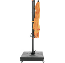 Opgevouwen parasol met standaard