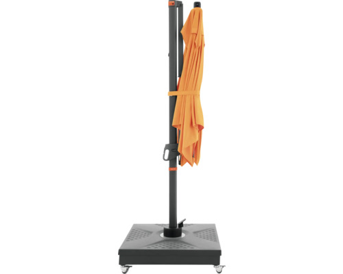 Opgevouwen parasol met standaard