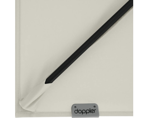 Detail van een parasol met Doppler logo.