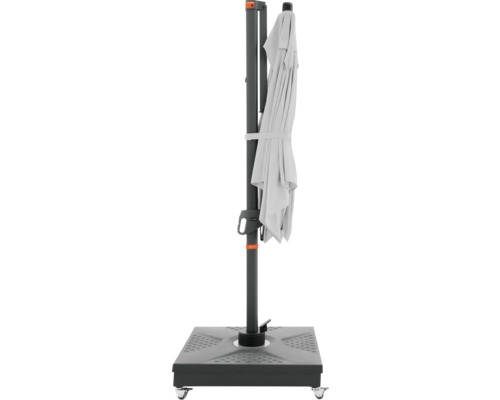 Gesloten zweefparasol met standaard