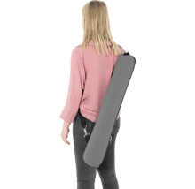 Vrouw met grijze draagtas voor bouwprofielen over de schouder