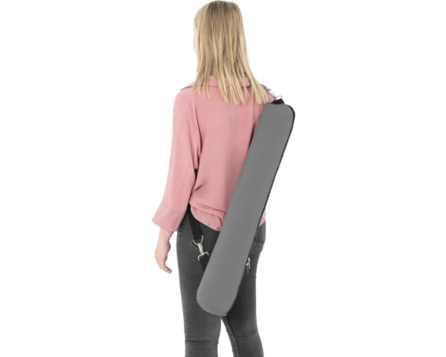 Vrouw met grijze draagtas voor bouwprofielen over de schouder