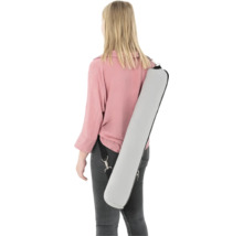 Vrouw met draagtas voor lange objecten