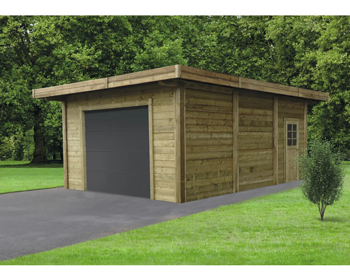 Houten garage met roldeur en zijdeur in de tuin