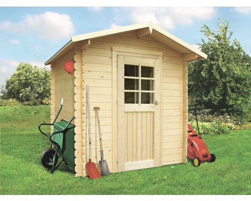 Tuinhuis met kruiwagen, spade en grasmaaier op gazon