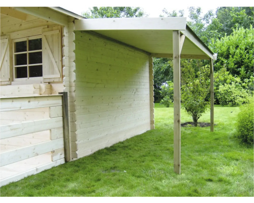 Houten tuinhuis met luifel in de tuin.