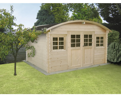 Houten tuinhuis met dubbele deur en ramen in de tuin