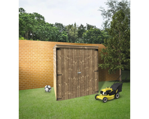 Houten tuinkast met grasmaaier en voetbal in de tuin