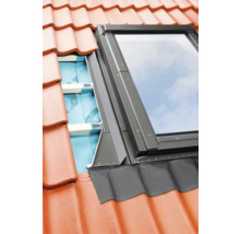 Detailopname van een dakraam met dakpannen op een dak