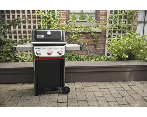 Weber Spirit gasbarbecue met twee zijtafels op een terras