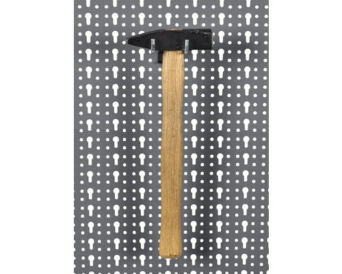 Hamer met houten handvat aan gereedschapswand