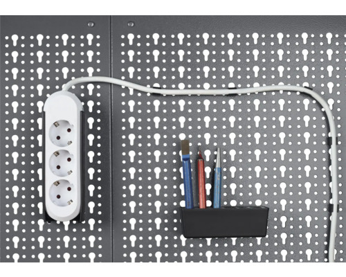 Gereedschapswand met stekkerdoos en gereedschap in houder