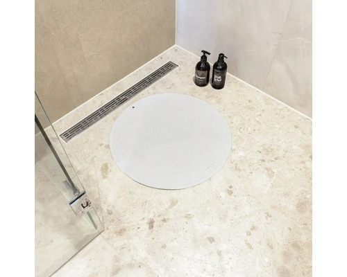 Badkamer met douchebak, doucheafvoer en ronde douchemat