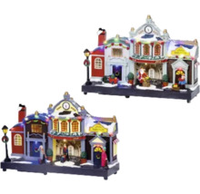 Twee kersthuisjes met figuren en verlichting.