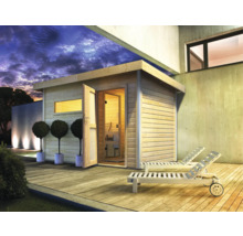 Houten sauna met ligstoelen op een terras