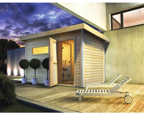 Houten sauna met ligstoelen op een terras