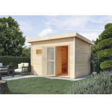 Tuinscene met houten sauna en zitgelegenheid