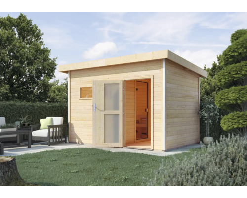 Tuinscene met houten sauna en zitgelegenheid