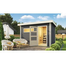 Tuinscene met een sauna huis met houten bekleding, tuinmeubilair en beplanting.