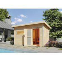 Moderne houten sauna met open deuren in de buitenruimte.